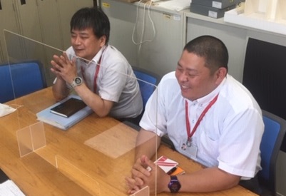 管理課、椿本課長と管理課、小坂様が2人並んだ写真