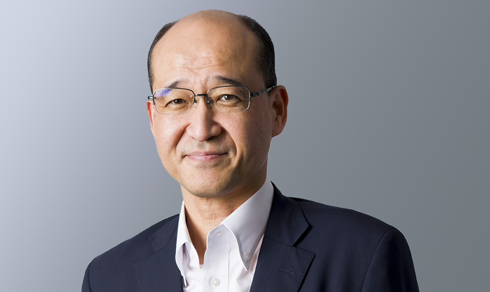 常務取締役/HRソリューション事業部長　濱島　美治が笑顔で撮影されている写真