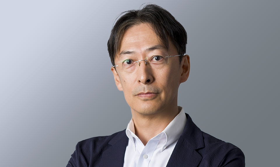 取締役/ラーニングソリューション事業部 副事業部長　中西　泰文が笑顔で撮影されている写真