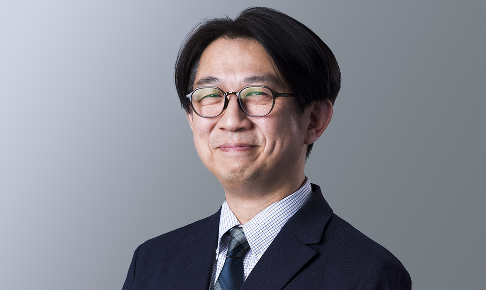 取締役/経総務人事部長　土肥　大介が笑顔で撮影されている写真