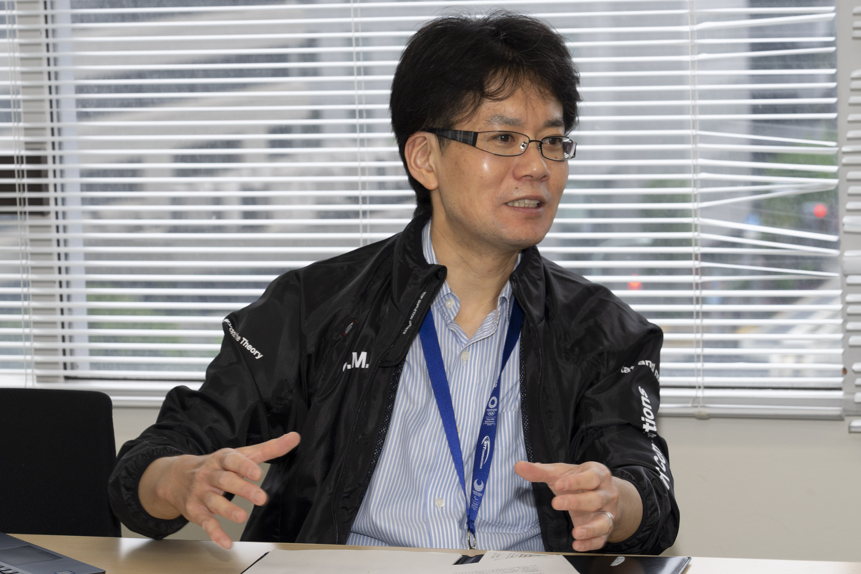 松浦部長が笑顔でインタビューを受ける様子の写真