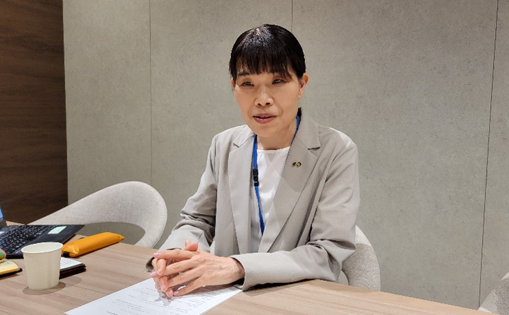 神谷室長が穏やかな表情でインタビューを受ける様子の写真