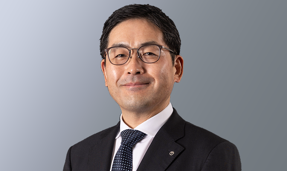 代表取締役社長　梶原 全裕が笑顔で撮影されている写真