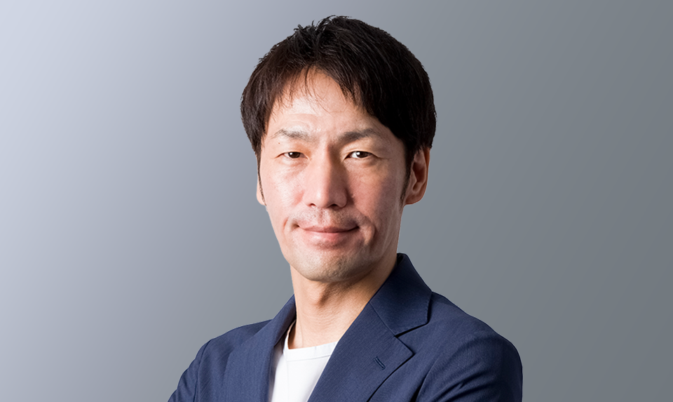 取締役/マーケティング戦略本部 オペレーション推進部長　高室 知史が笑顔で撮影されている写真