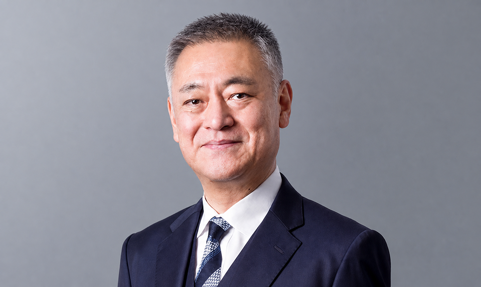 取締役/ウェルネス推進本部 HRサービス事業部長　堀井 洋幸が笑顔で撮影されている写真