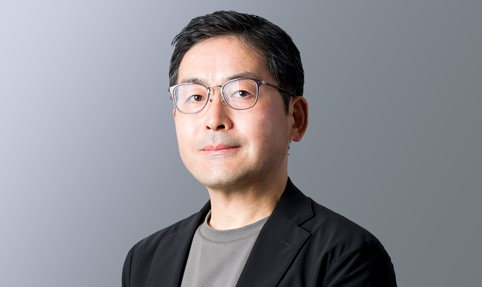 代表取締役社長　梶原 全裕が笑顔で撮影されている写真